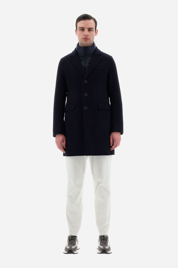Manteau en laine Diagonal bleu avec col matelassé, coupe étroite et poches pour homme.