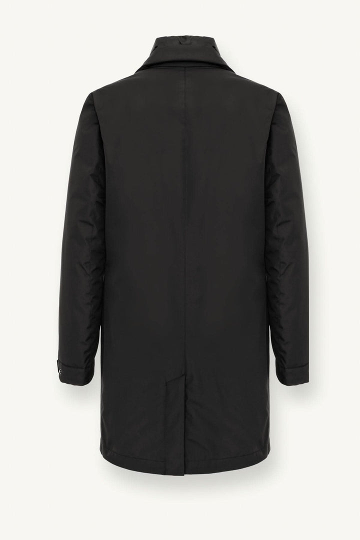 Manteau long homme en tissu recyclé, vue arrière, style métropolitain, finition lisse et matelassée.