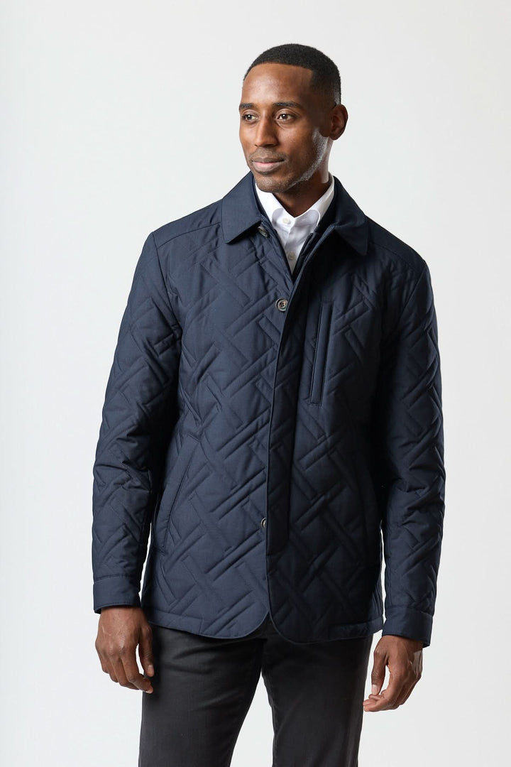 Manteau matelassé technique marine pour homme, tissu déperlant et respirant, coupe élégante avec motif géométrique, Corneliani.
