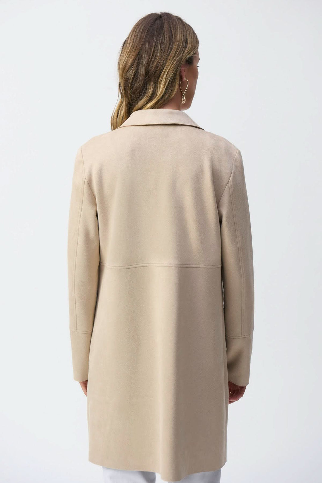Vue arrière d'un manteau mi-long beige avec col cranté et manches longues, style minimaliste.