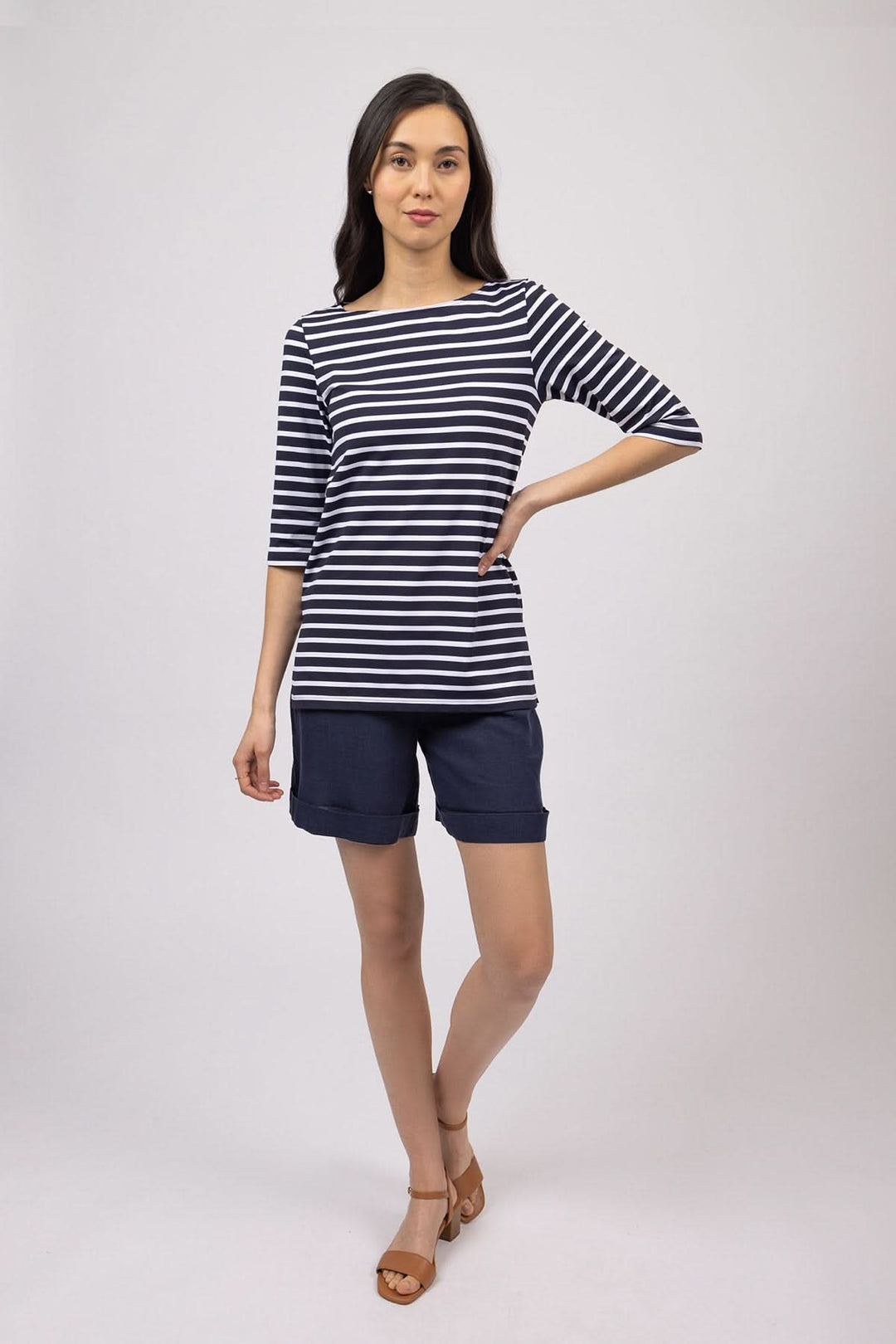 Femme portant une Marinière à col bateau PHARE avec manches trois-quarts et rayures classiques, élégante et confortable.