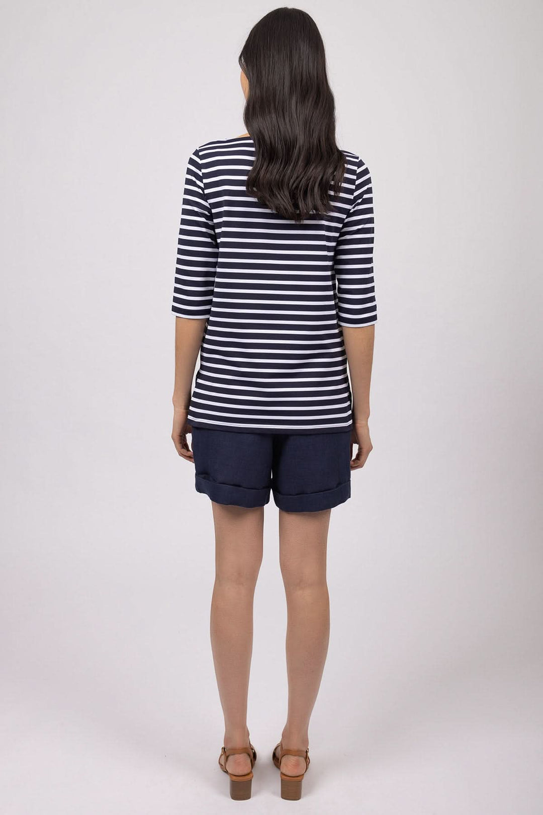 Femme portant Marinière à col bateau PHARE avec manches trois-quarts et rayures bleues et blanches, vue de dos.