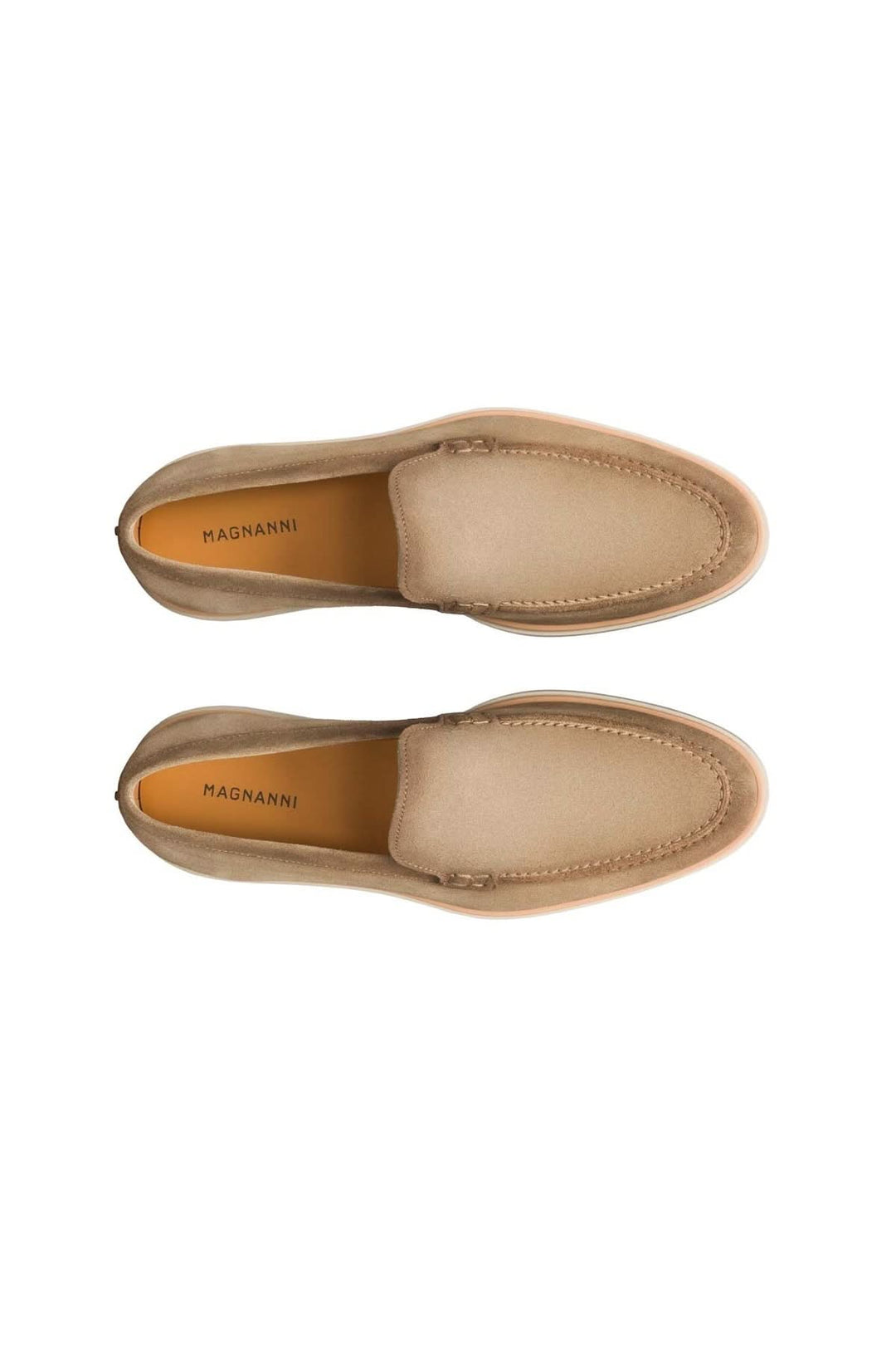 Mocassin Apolo en suede beige avec silhouette épurée et moderne, idéal pour un style décontracté raffiné et élégant.