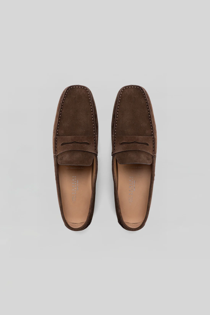 Mocassin Conor en suède marron élégant et décontracté, fabriqué en Italie avec cuir de veau, semelle intérieure EVA pour confort durable.