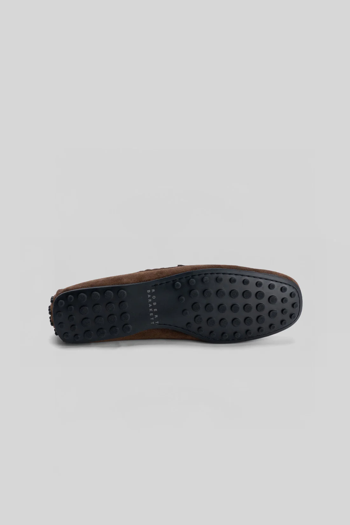 Semelle du Mocassin Conor en suède, en cuir de veau avec construction tubulaire, élégance décontractée pour un style estival raffiné.