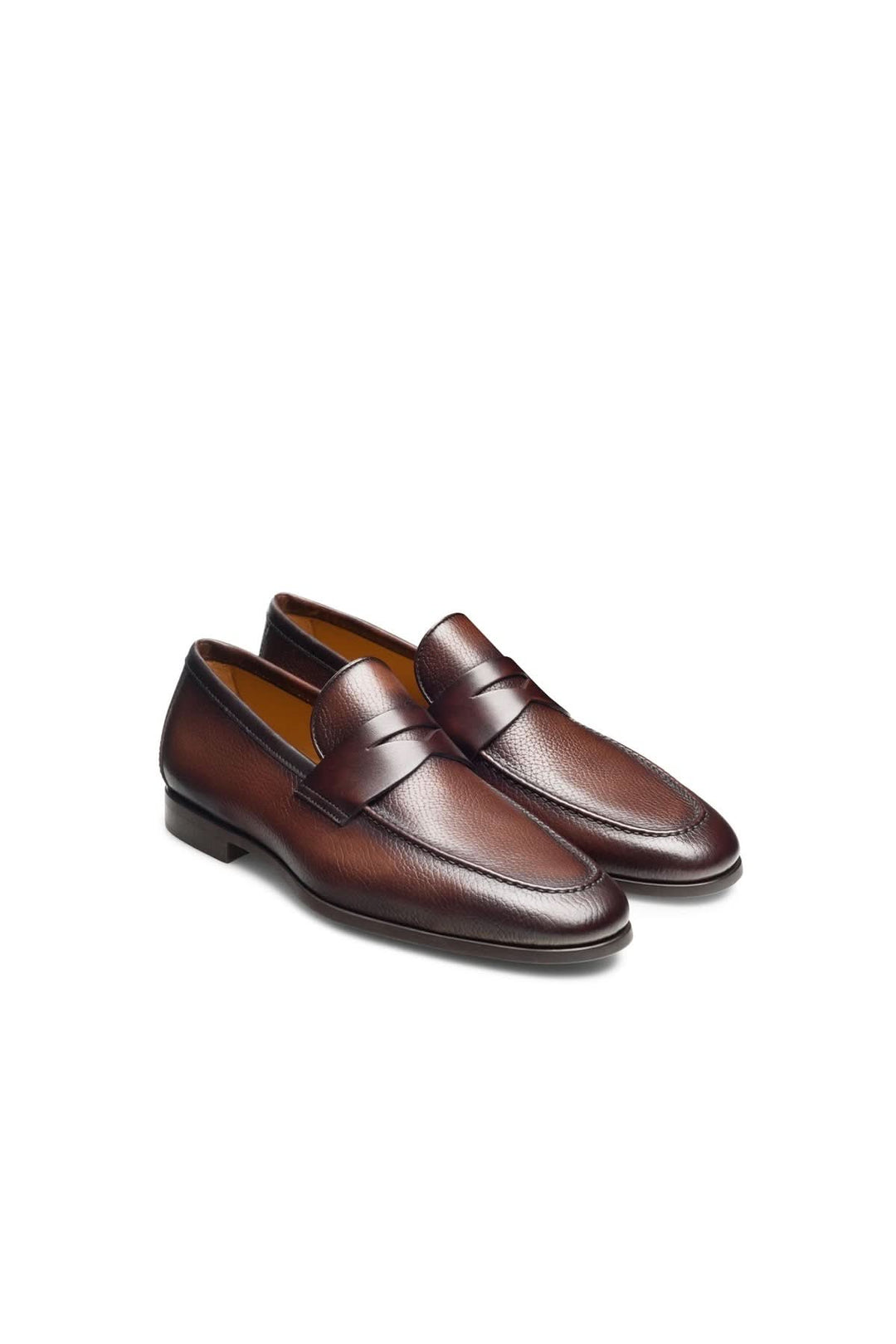 Mocassin Diezma ll en cuir élégant et confortable, confectionné en cuir de veau souple avec une flexibilité accrue pour un style polyvalent.