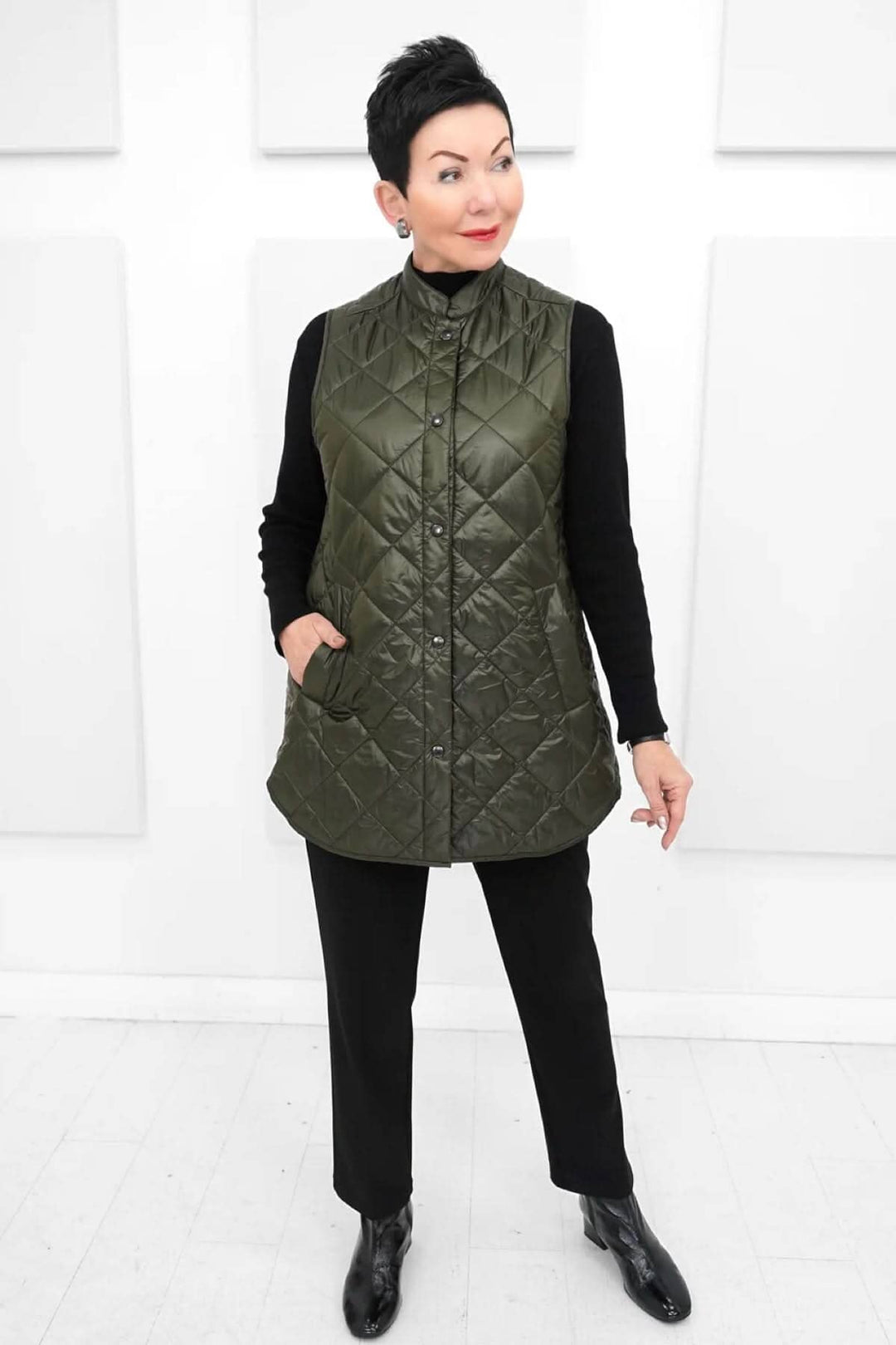 Gilet matelassé Pearl d'Ilse Jacobsen en vert olive, élégant et léger, parfait pour une superposition chic.