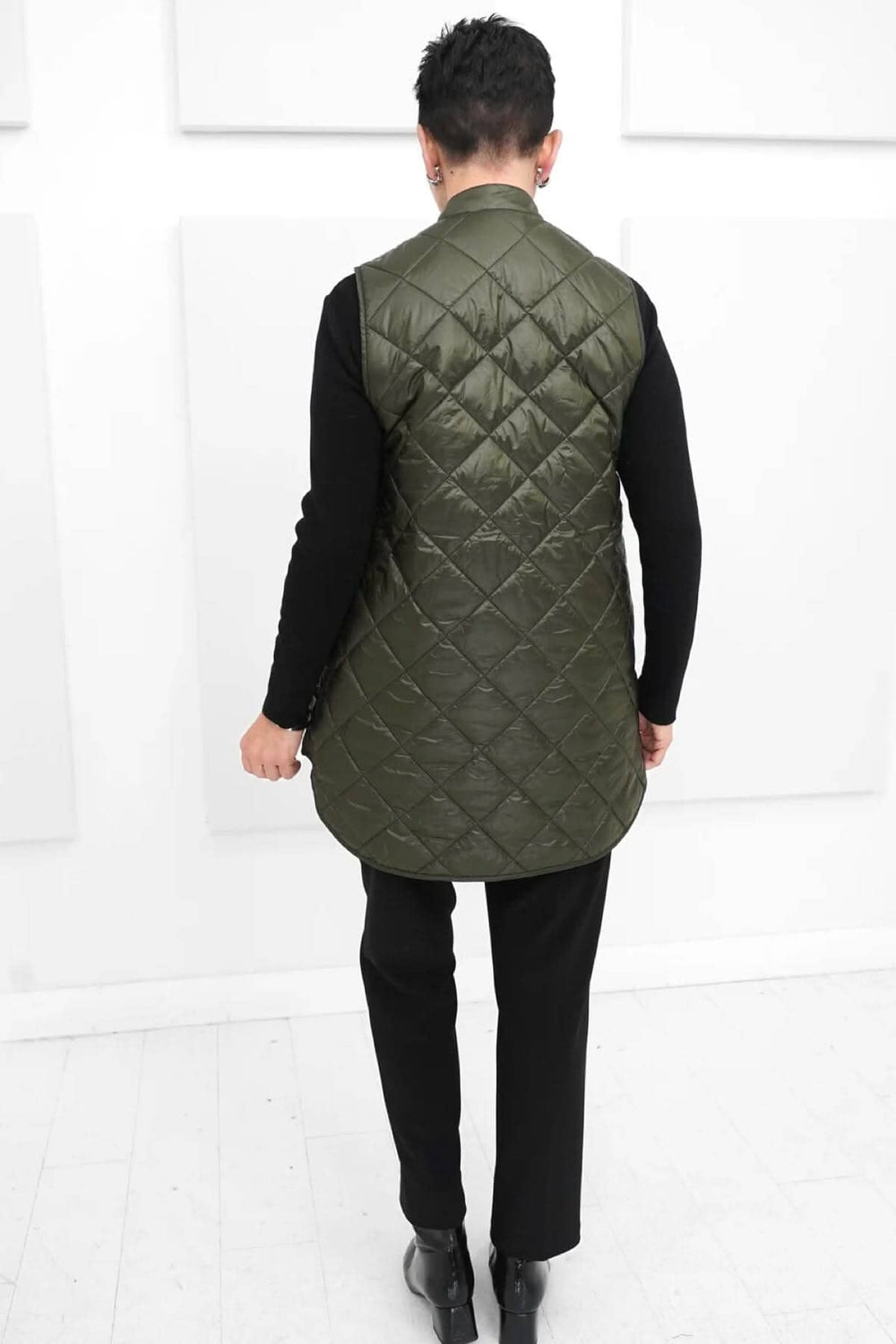 Gilet matelassé Pearl d'Ilse Jacobsen en vert olive, vue arrière, design chic et confortable.