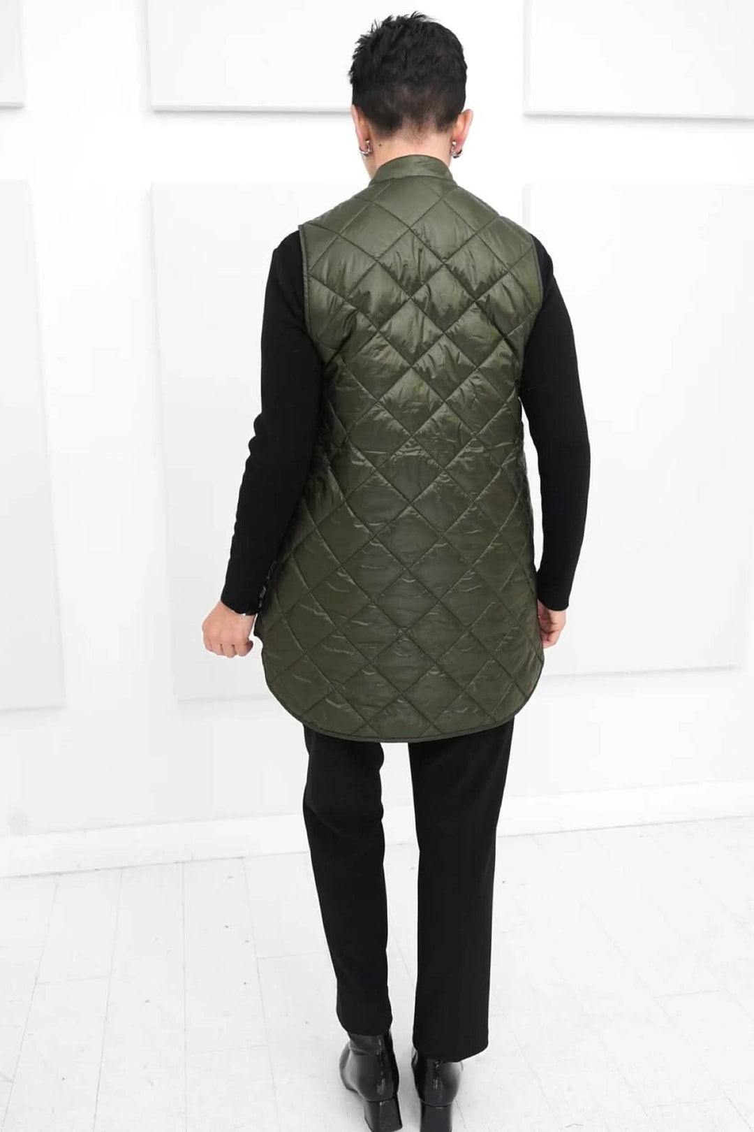 Gilet matelassé Pearl d'Ilse Jacobsen en vert olive, vue arrière, design chic et confortable.