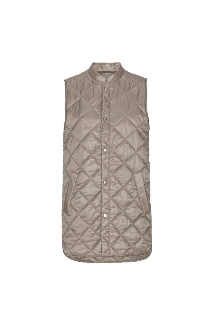 Gilet matelassé Pearl d'Ilse Jacobsen, léger et élégant, couleur beige, sans capuche.