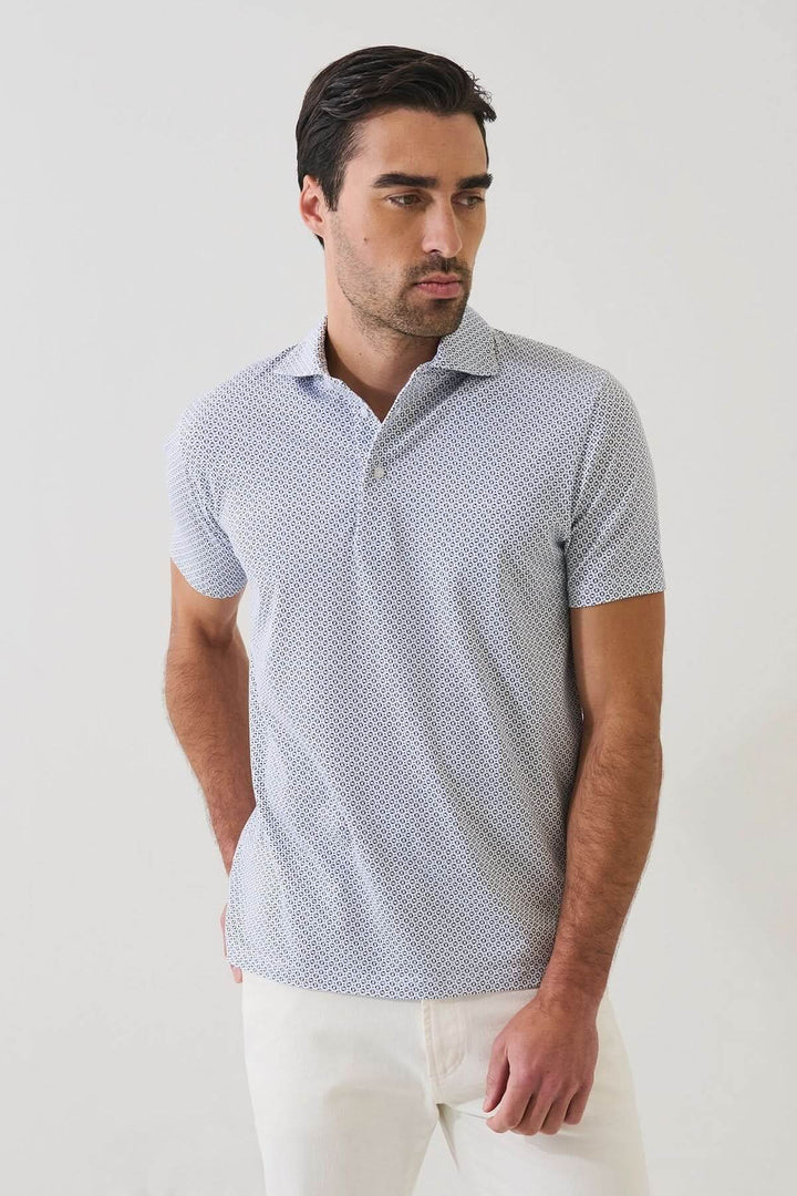 Homme portant un POLO IMPRIMÉ À MANCHES COURTES avec motif géométrique discret, idéal pour un style estival élégant et confortable.