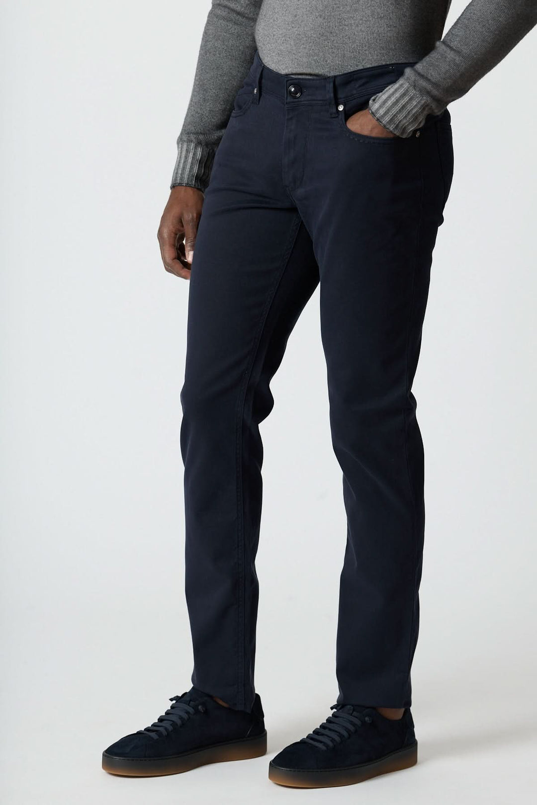 Modèle portant un pantalon 5 poches en sergé coton-lyocell noir, élégant et confortable, idéal pour un style décontracté.