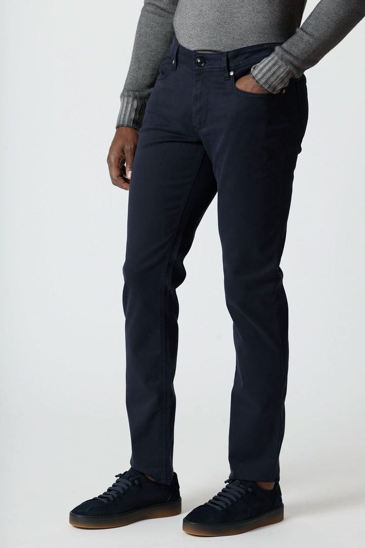 Modèle portant un pantalon 5 poches en sergé coton-lyocell noir, élégant et confortable, idéal pour un style décontracté.