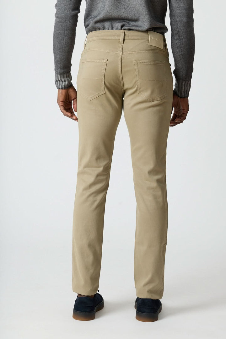 Back view of a man wearing a Pantalon 5 poches en sergé coton-lyocell, showcasing elegant Italian design and comfort.