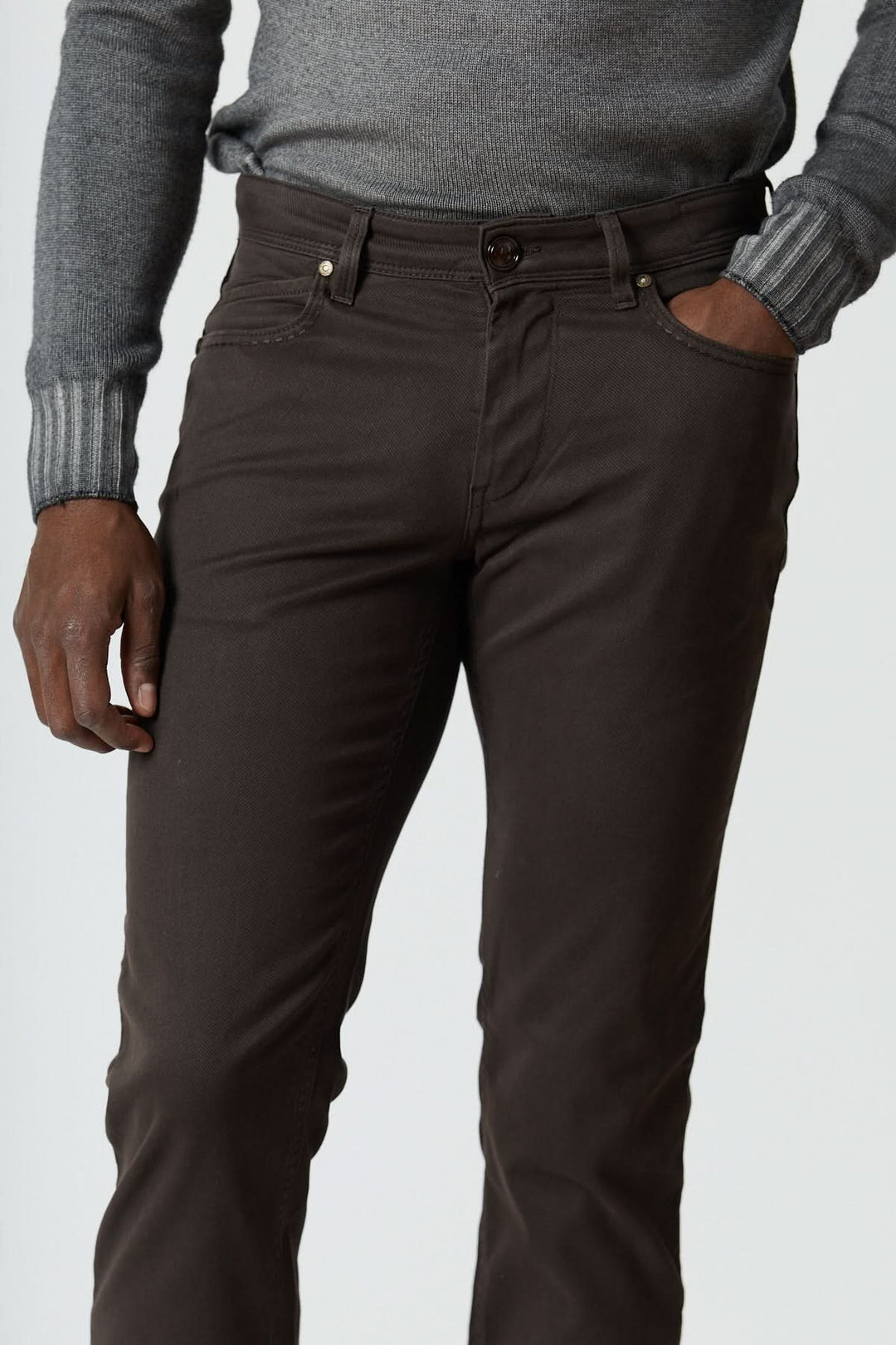 Homme portant un Pantalon 5 poches en sergé coton-lyocell noir, élégant et confortable, idéal pour un style raffiné et décontracté.