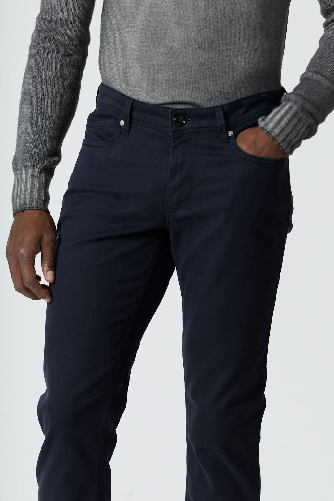 Pantalon 5 poches en sergé coton-lyocell noir, coupe ajustée, confection italienne, matière extensible et respirante pour élégance estivale.