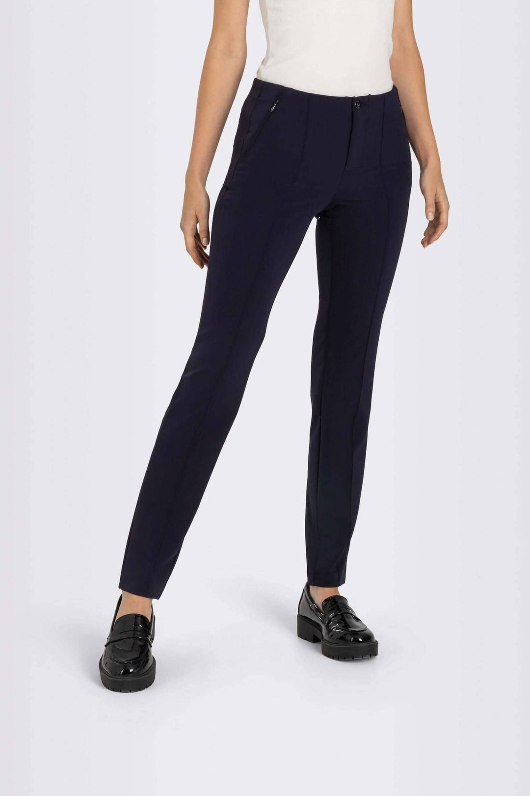 Pantalon Anna Zip New, coupe ajustée, jambe fine, couleur bleu marine, parfait pour le bureau ou un look décontracté.