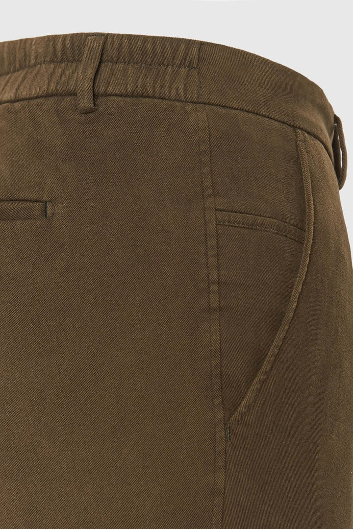 Pantalon Chino Trento en coton sergé élégant, vue de profil montrant la coupe ajustée et la ceinture élastiquée pour un confort optimal.