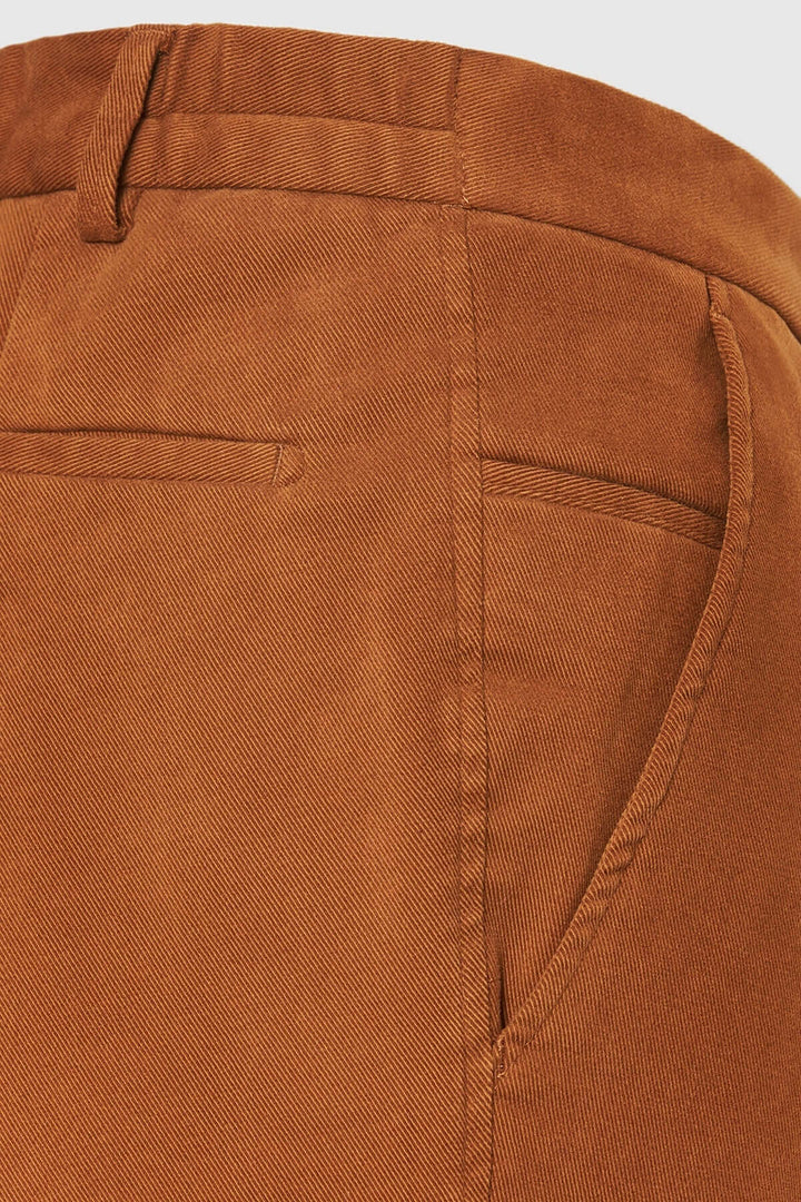 Pantalon Chino Trento en sergé de coton doux couleur terre cuite avec coupe ajustée et ceinture élastiquée à l'arrière, élégance décontractée.