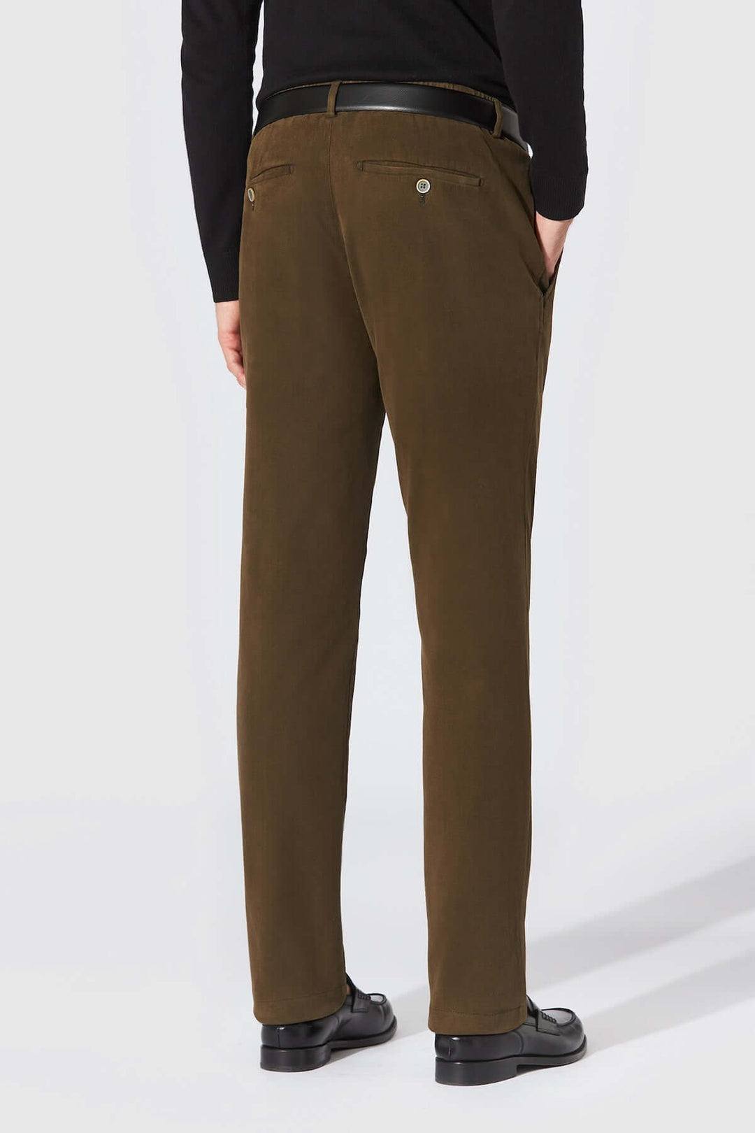 Homme portant un Pantalon Chino Trento, coupe ajustée en sergé de coton doux, élégance décontractée, ceinture élastiquée.
