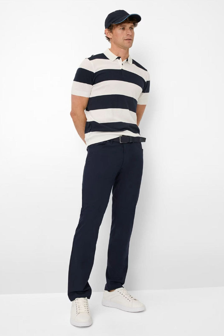 Homme portant un Pantalon Chuck droit et moderne, style décontracté avec polo rayé et casquette, idéal pour un look soigné au quotidien.