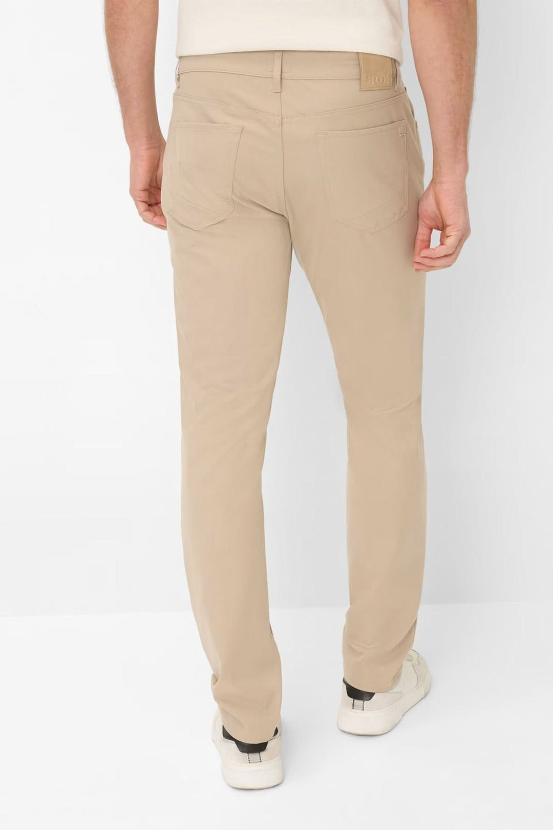 Homme portant un Pantalon Chuck beige coupe droite et moderne, vue arrière, parfait pour un style soigné au quotidien.