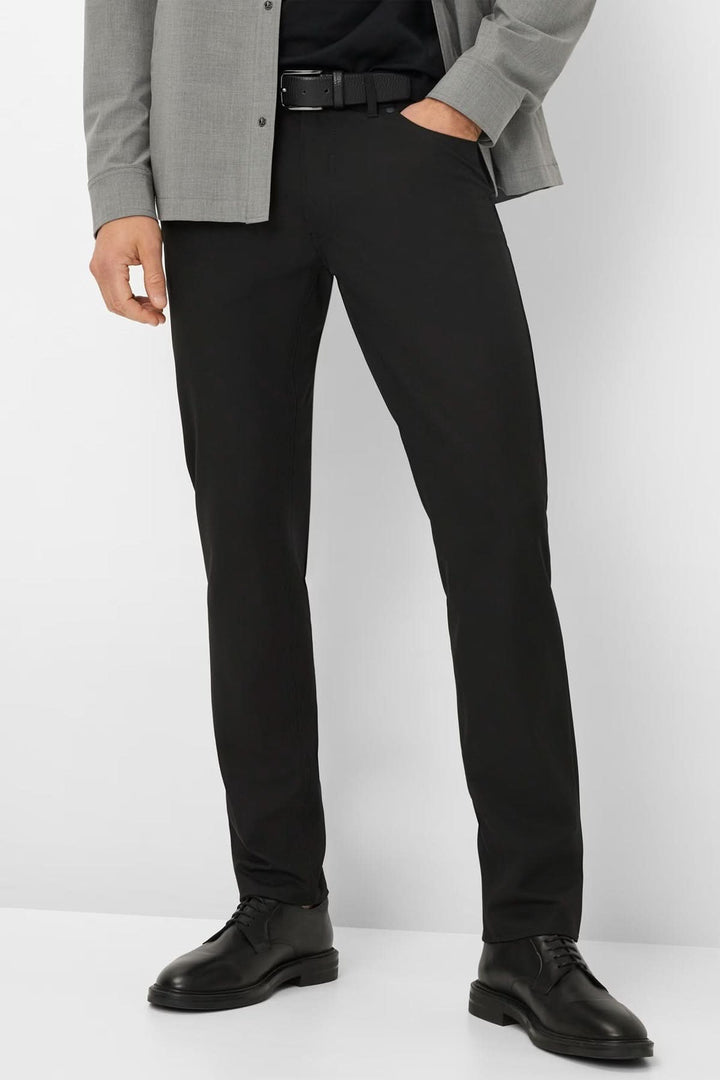 Homme portant le Pantalon Chuck droit noir, adapté pour un style moderne et soigné au quotidien, composé d'une matière extensible pour confort.