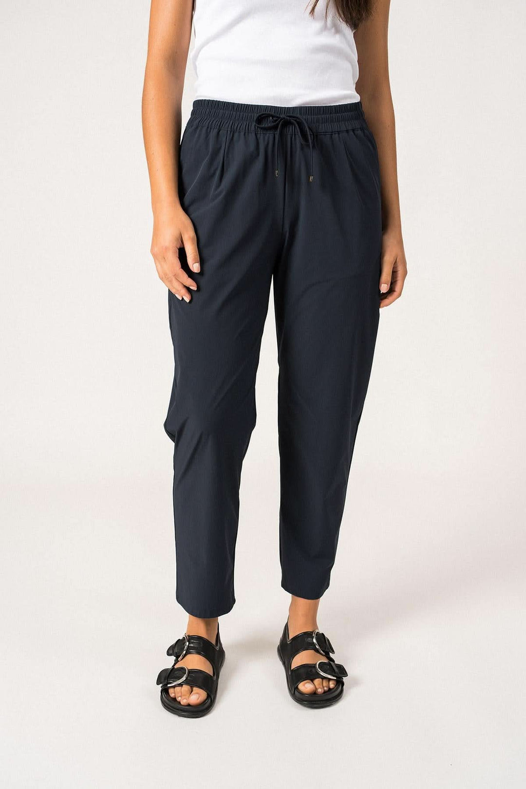 Pantalon DEBORAH léger, avec taille élastique et cordon, idéal pour un look décontracté et fonctionnel.