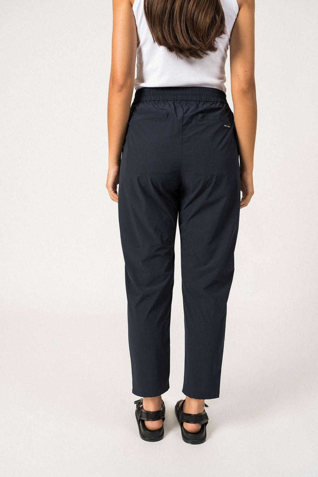 Pantalon DEBORAH vue arrière, taille élastique, style décontracté, confort maximal, idéal pour journées actives.