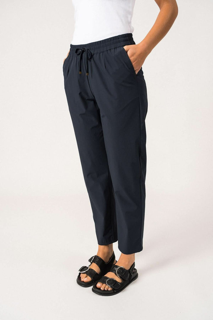 Pantalon DEBORAH léger et technique, taille élastique avec cordon, idéal pour les journées actives.