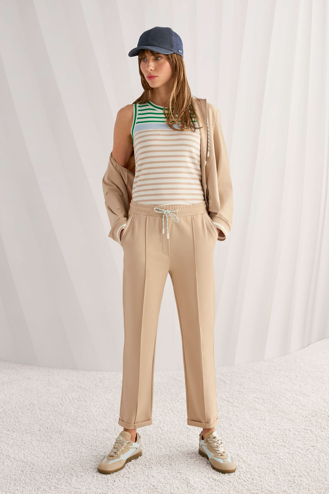 Femme portant le Pantalon FRIA à enfiler en mélange de coton avec taille élastique et cordon, look casual chic associé à un débardeur.