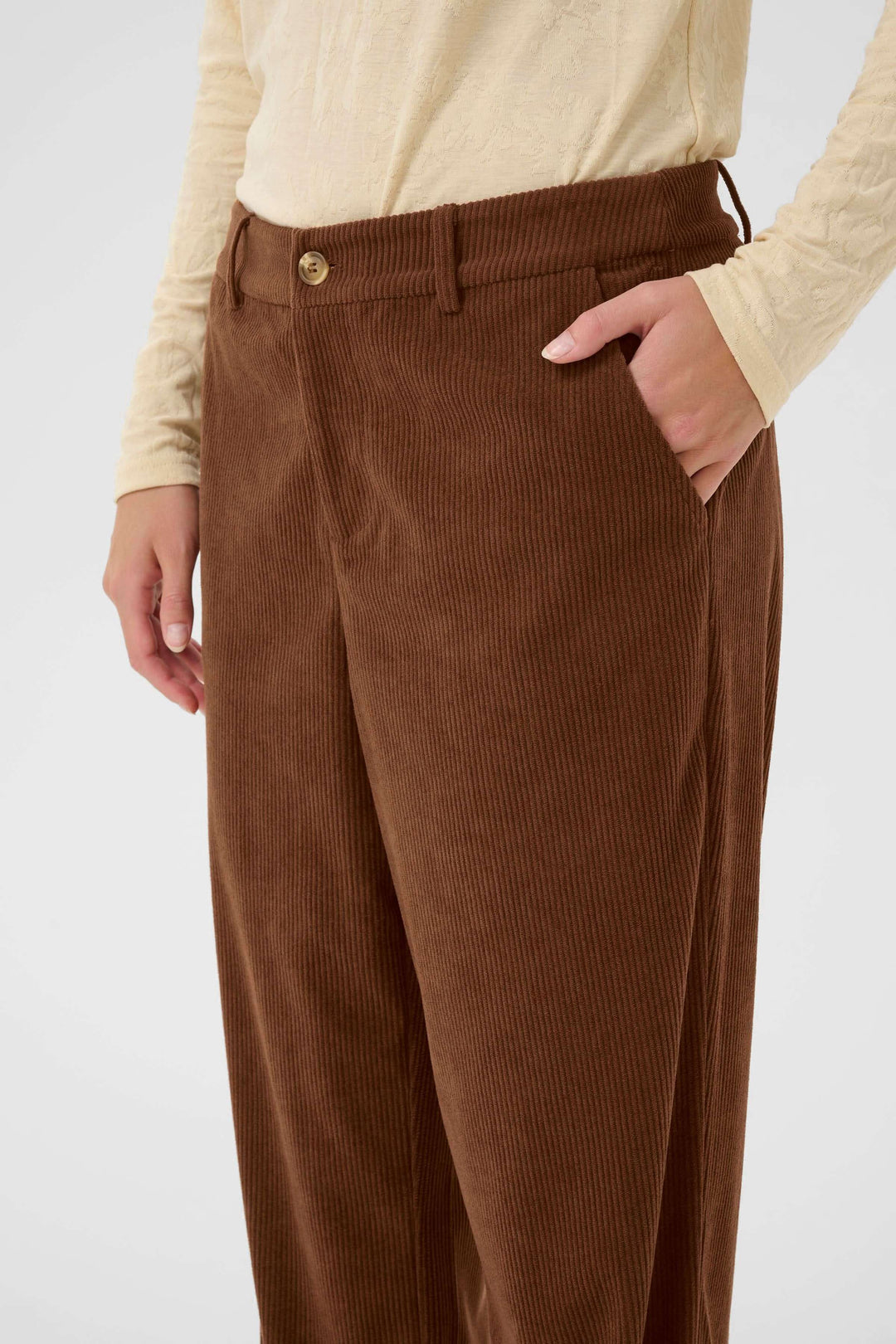 Pantalon Kanna en velours côtelé à jambe large marron, coupe droite et détails texturés, parfait pour une élégance décontractée.