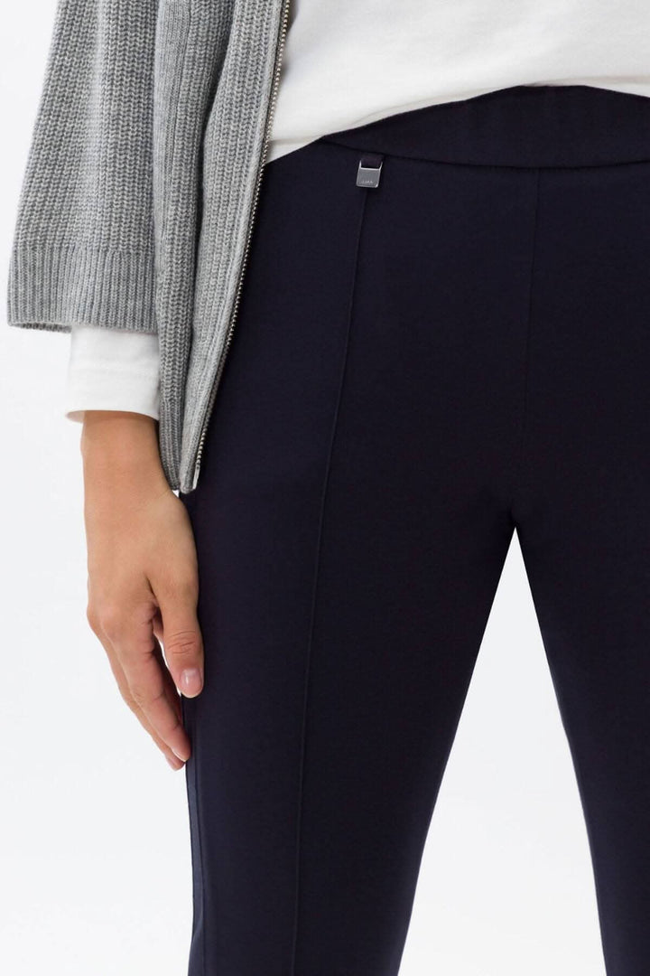 Pantalon MALOU en noir, coupe super-slim avec ceinture élastique, parfait pour des looks décontractés et à la mode.