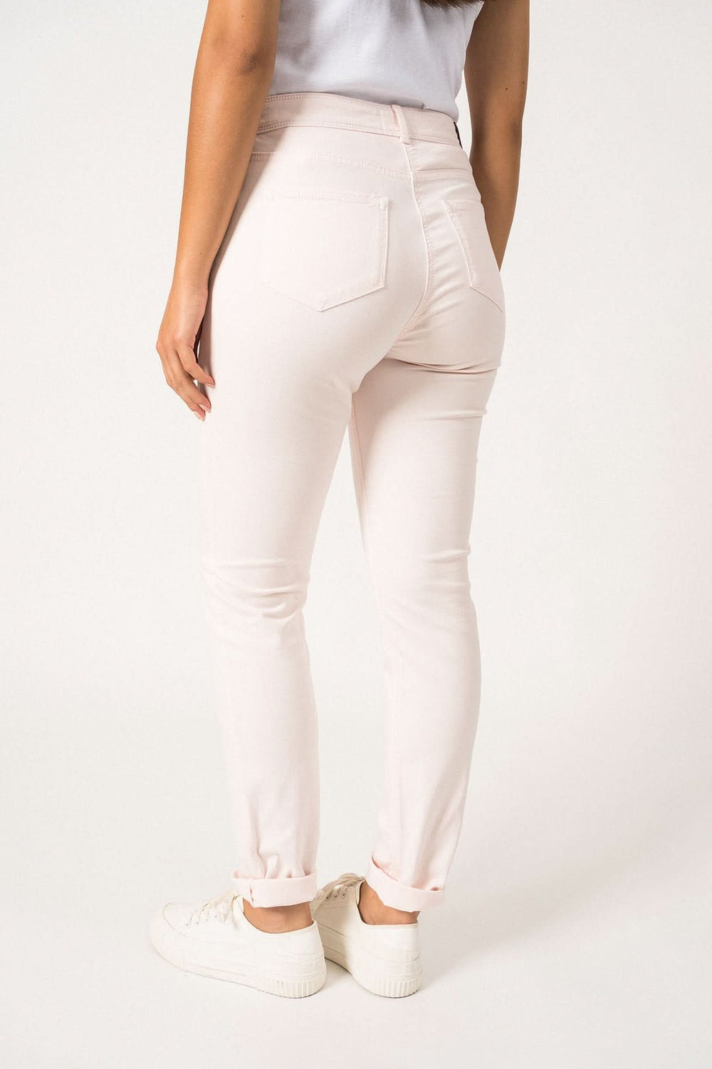 Pantalon Mimosa couleur rose pâle en satin de coton stretch, taille haute, coupe slim à l'arrière.