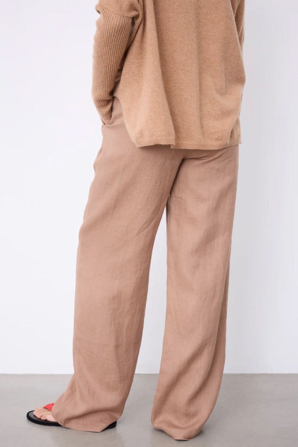 Pantalon Paula large fluide taille haute pour un look chic décontracté avec coupe fluide et confort absolu, montre un style élégant.