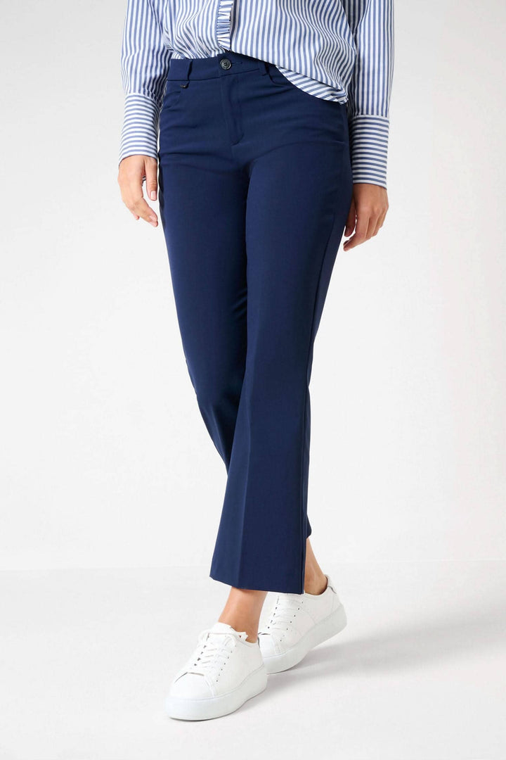 Pantalon Shakira Bootcut femme, coupe super slim, bleu marine avec poches latérales et pli proéminent.