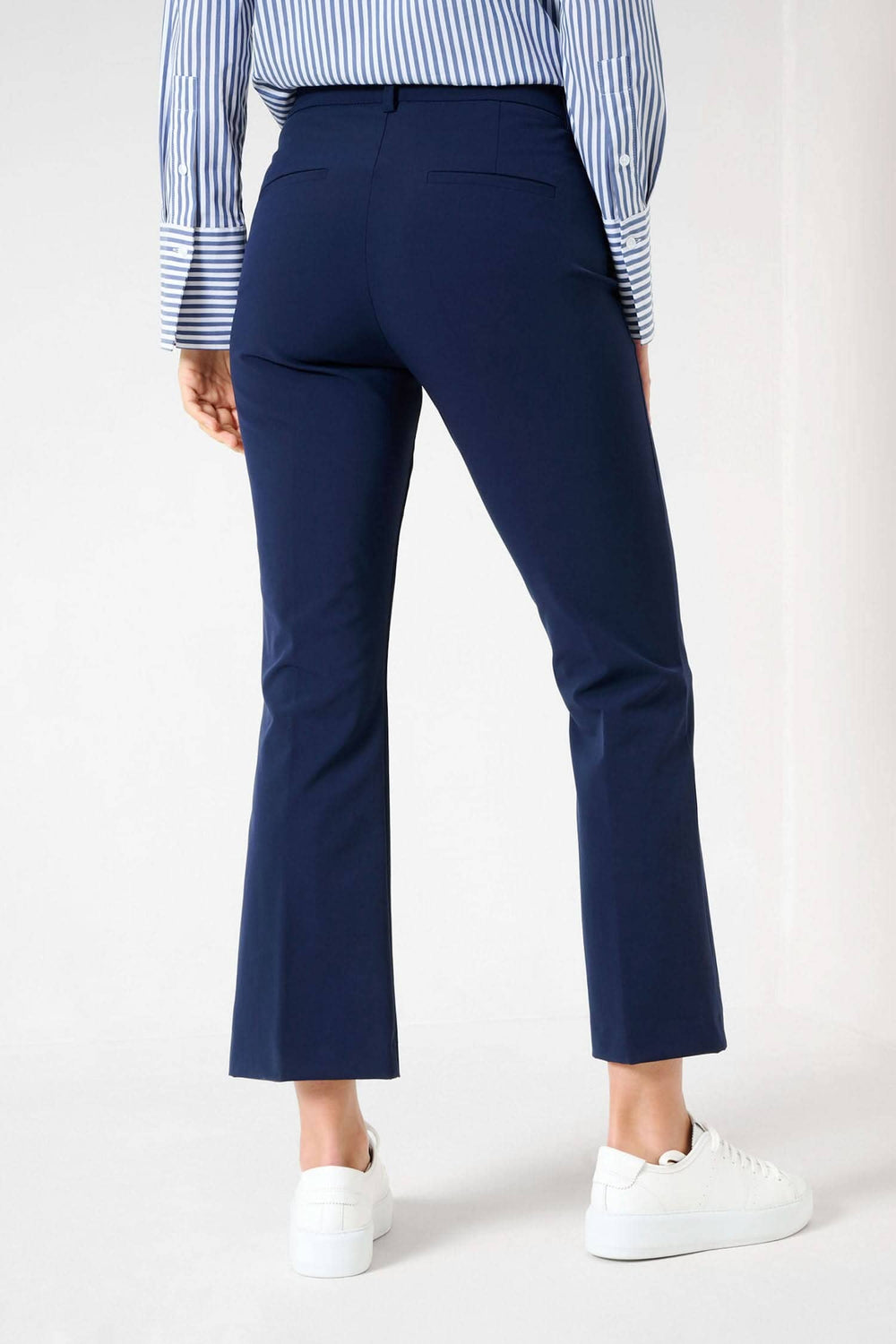 Pantalon Shakira Bootcut pour femme, coupe super slim, couleur marine, vu de dos, avec poches latérales.