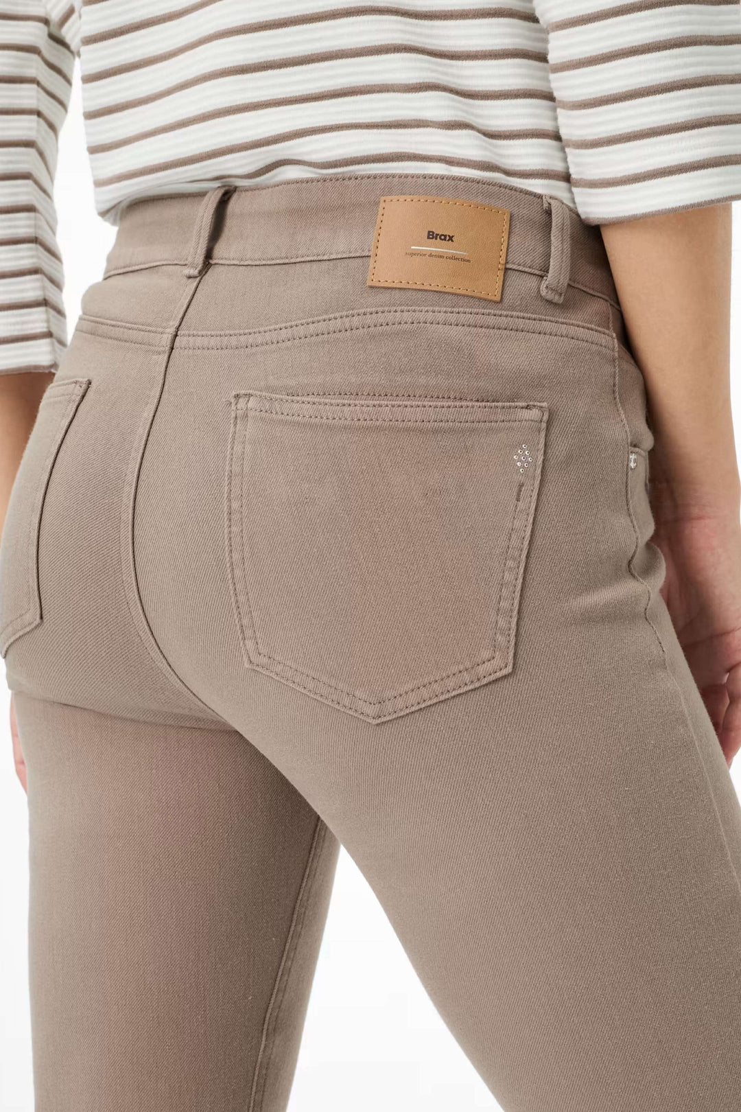 Pantalon Shakira ajusté slim fit, taille mi-haute, confort et élégance, porté avec un chandail rayé pour un style chic et polyvalent.