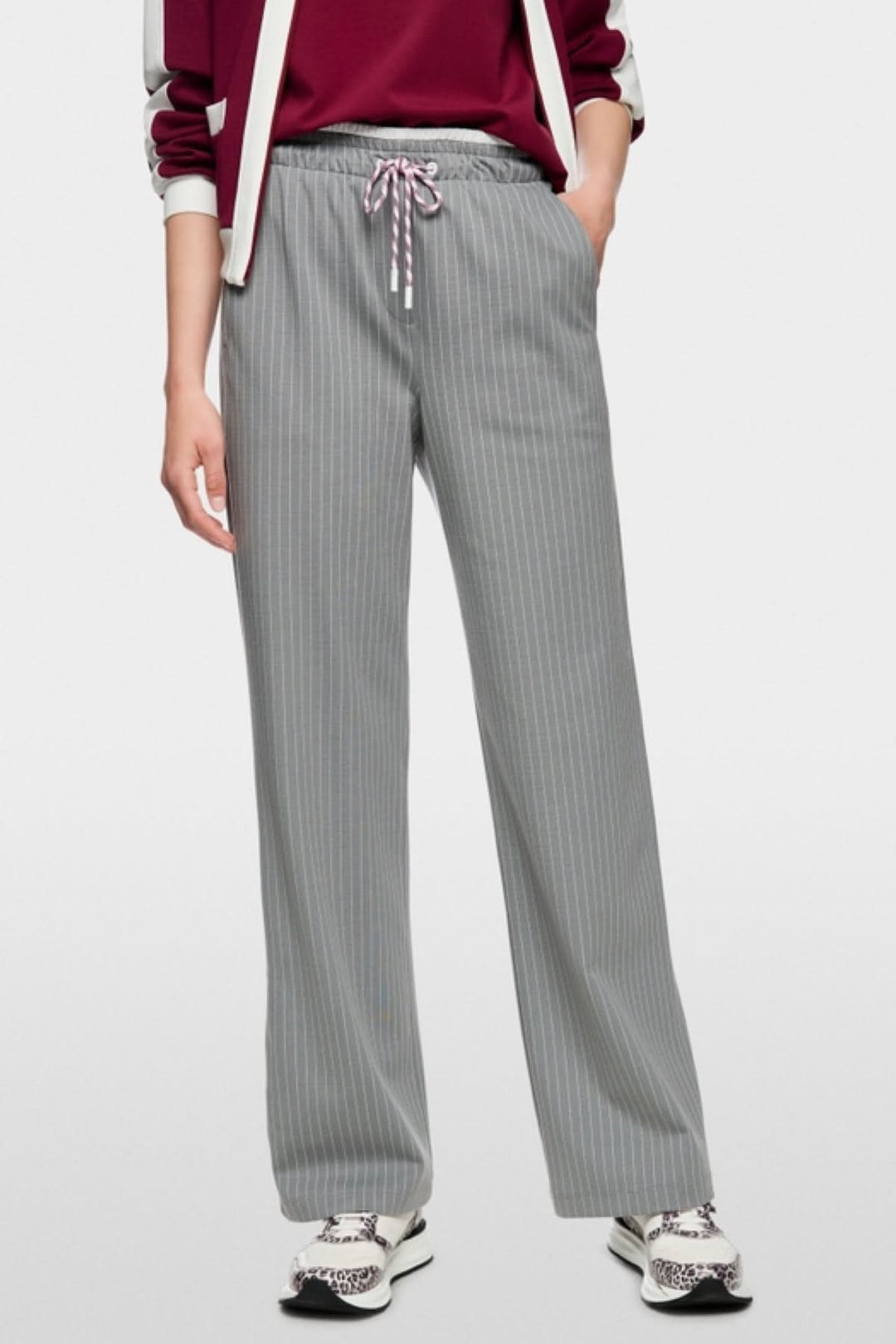 Pantalon Washington à rayures ample avec taille jogging élastiquée, conçu pour un look sportif et élégant. Poches latérales visibles.