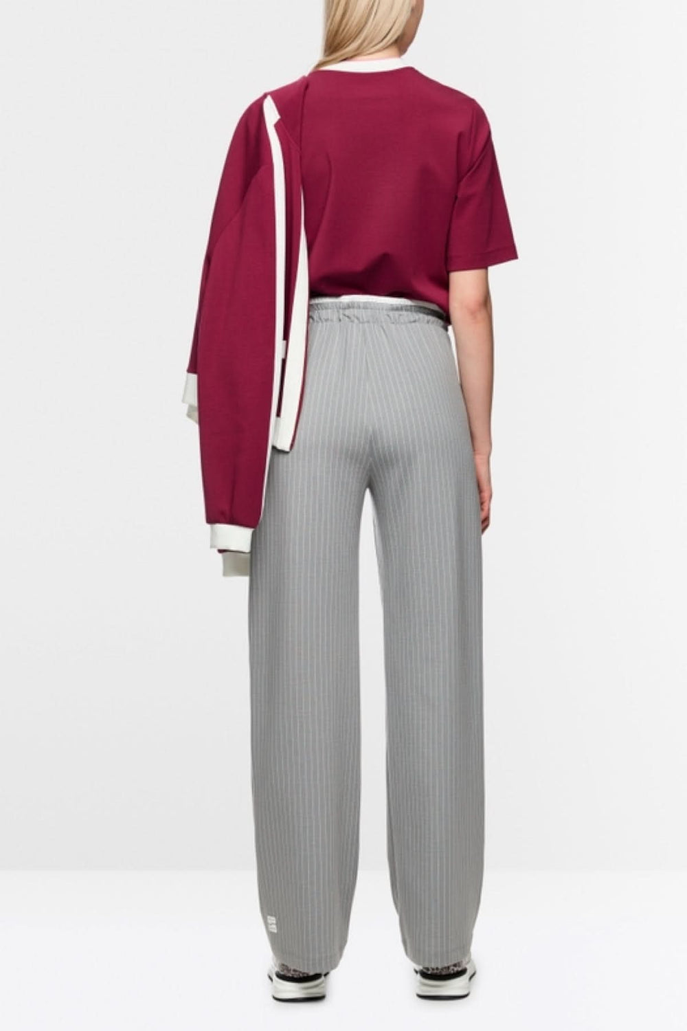 Femme portant le Pantalon Washington à rayures, modèle ample et fluide avec taille élastiquée et cordon de serrage, vue de dos.