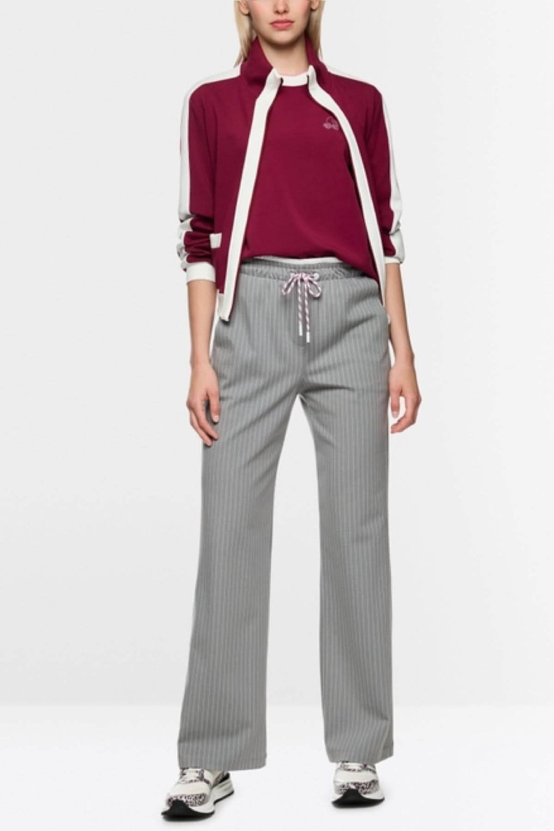Pantalon Washington à rayures, modèle ample avec taille élastiquée et poches latérales, offrant un style sportif et élégant.