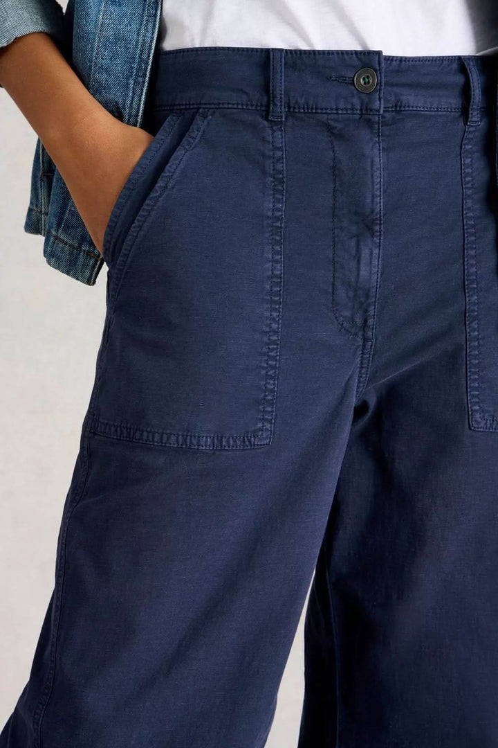 Pantalon ample bleu à taille haute offrant confort et élégance avec une coupe large et fluide. Idéal pour un look moderne.
