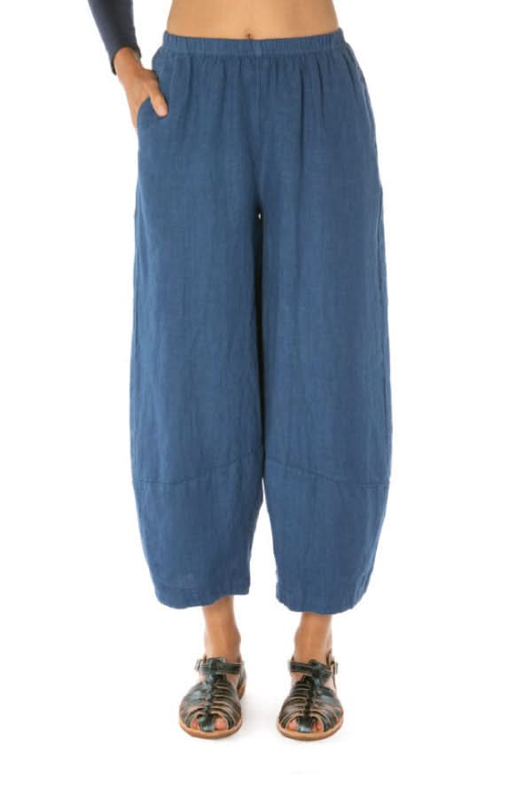Pantalon ample en lin à taille élastique bleu avec poches latérales et détails arrondis aux chevilles, décontracté et élégant.