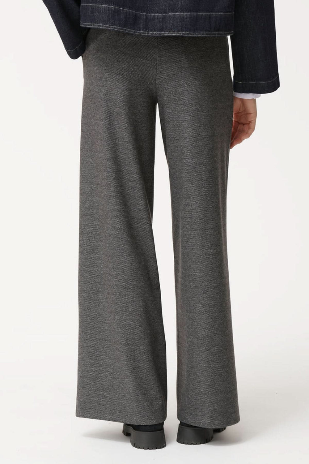 Pantalon ample à la coupe fluide gris avec taille élastique et coupe large, vu de dos, pour un style élégant et décontracté.