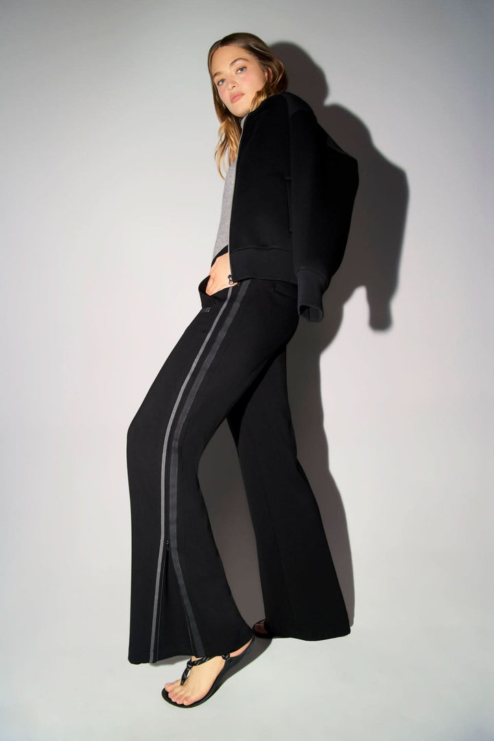 Pantalon à bandes latérales Amelia, design moderne et luxe, tissu fluide avec bande contrastante et logo CAMBIO pour un look sportif chic.