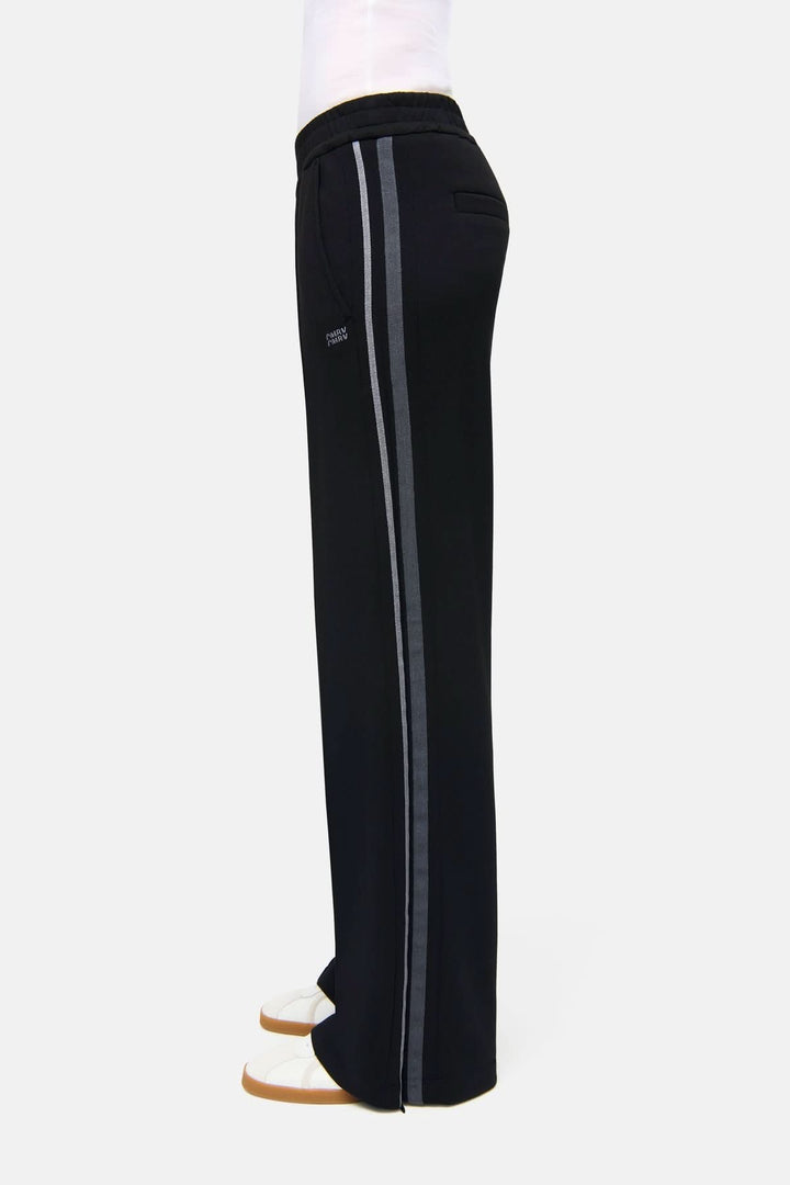 Pantalon à bandes latérales Amelia avec design moderne et élégant, tissu fluide, taille élastique et bande contrastante sportive.