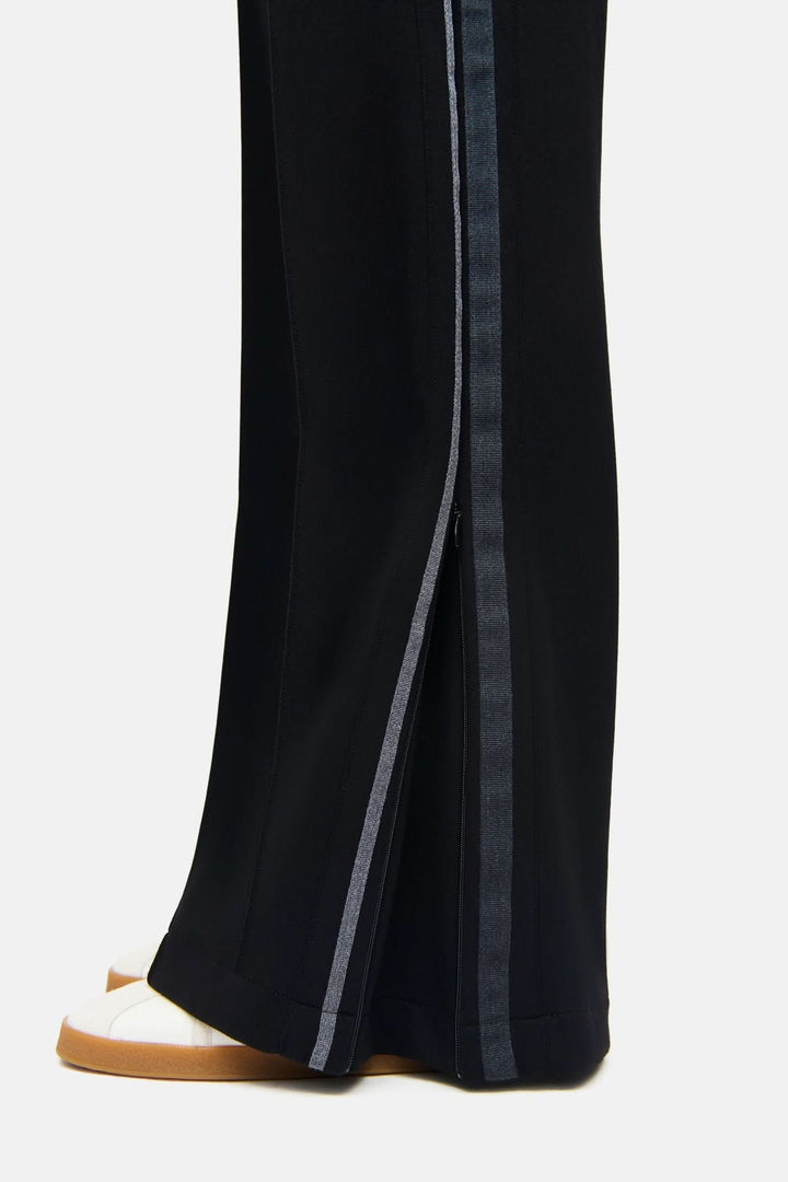 Pantalon à bandes latérales Amelia en tissu fluide avec bande contrastante et fermeture éclair latérale pour un look moderne et confortable.