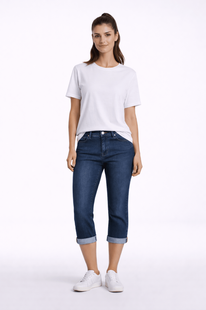 Pantalon capri ajusté porté par une femme, offrant une silhouette moderne avec revers aux mollets, idéal pour un style quotidien casual.