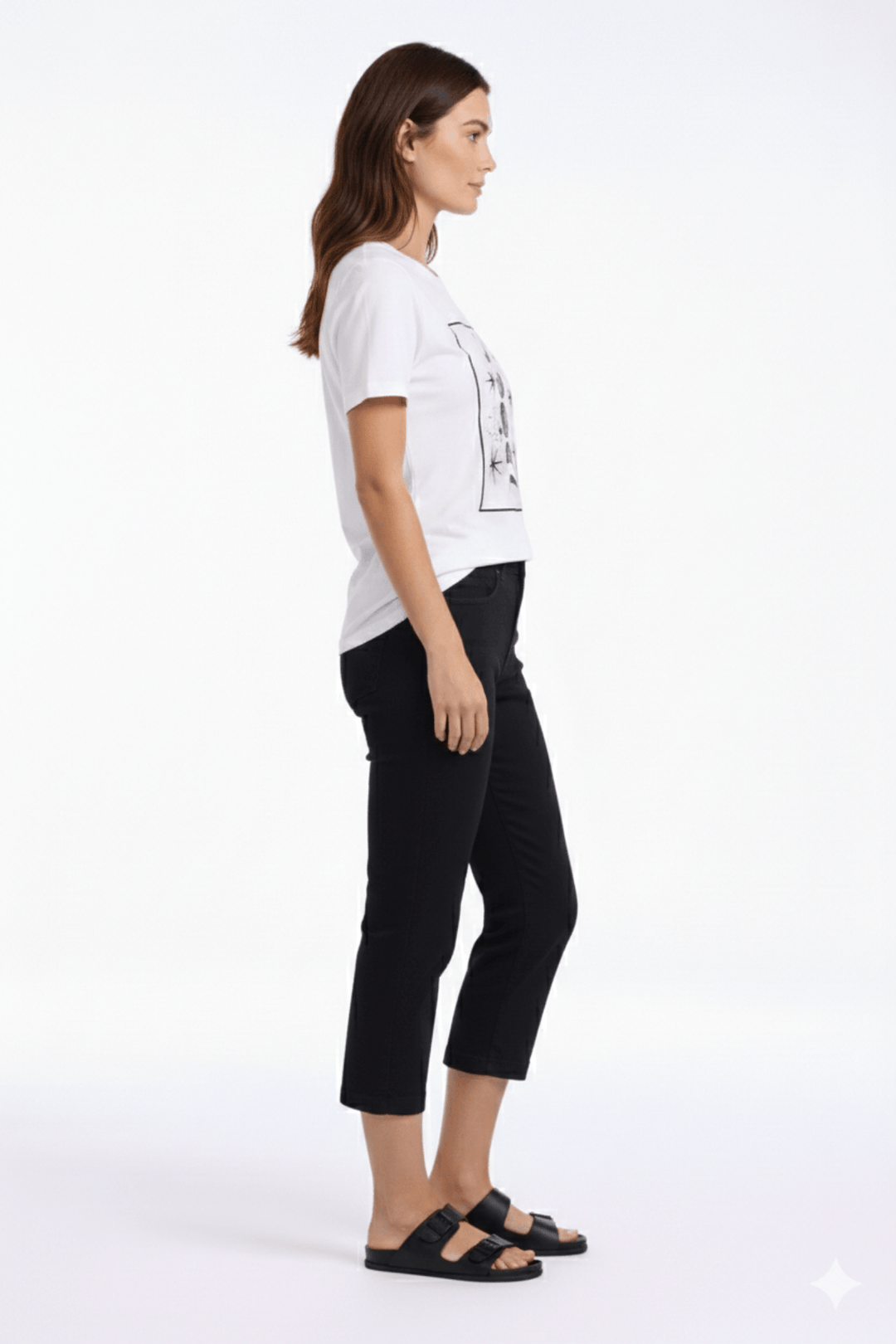 Femme portant un pantalon capri ajusté noir, mettant en valeur une silhouette moderne et épurée. Longueur au mollet, style confortable.