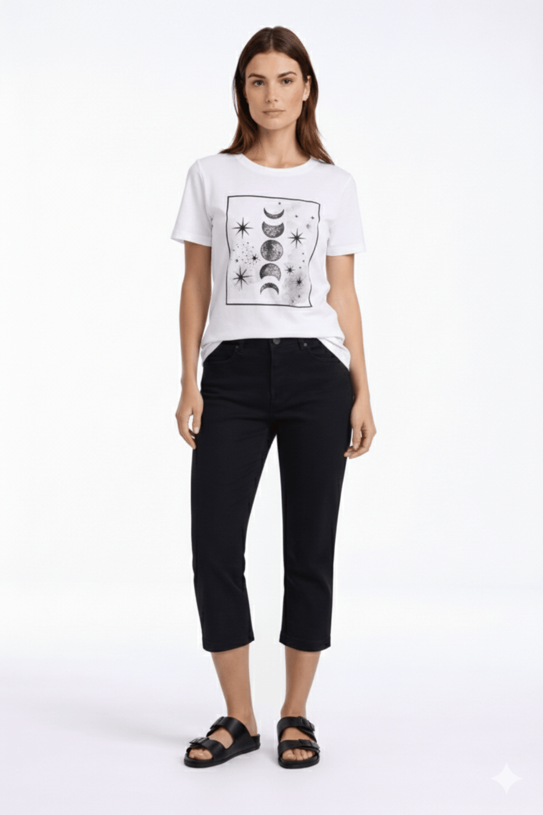 Femme portant un pantalon capri ajusté noir avec un t-shirt blanc, mettant en valeur la silhouette pour un look moderne et quotidien.